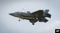 资料照:参加英国范堡罗航展的F-35战机。(2016年7月12日)