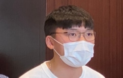 学生组织教育野发言人郑家朗表示,多个学生及教师组织发起一人一信行动,要求教育局撤回取消教师注册决定。 (美国之音/汤惠芸)