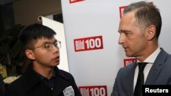 德国外交部长马斯在柏林与香港活动人士黄之锋交谈。(2019年9月9日)