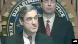 图为美国联邦调查局局长穆勒做出宣布