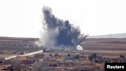 叙利亚城镇科巴尼升起的浓烟。(2014年10月15日)