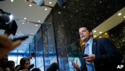 安东尼·斯卡拉穆奇在纽约川普大厦与媒体谈话。(2016年11月17日)