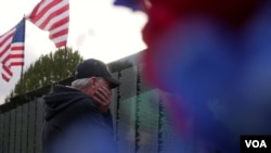 参观越战纪念墙情不自禁(美国之音国符拍摄)