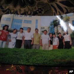 维族打工女在内地工厂与同事合影