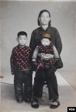 坐在妈妈膝盖上只有几个月大的小光诚,那时还是个视力健全的孩子。