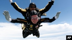美国前总统老布什2009年庆祝85岁生日时的跳伞镜头(资料照片)