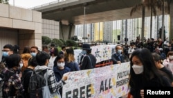 资料照片:民众2021年3月1日在香港西九龙裁判法院外排队希望旁听庭审(路透社)