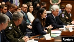 美国国会众议院情报委员会星期二（2022年3月8日）针对全球威胁召开听证会，美国情报界领袖出席作证。