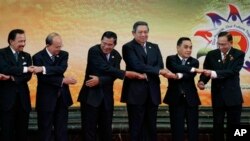 Quốc vương Brunei Hassanal Bolkiah (trái) chụp ảnh chung với và các nhà lãnh đạo các nước trong khối ASEAN: Tổng thống Miến Điện Thein Sein, Thủ tướng Campuchea Hun Sen, Tổng thống Indonesia Susilo Bambang Yudhoyono, Thủ tướng Lào Thongsing Thammavong and Chủ tịch Thượng viện Malaysia Abu Zahar Ujang đến dự hội nghị thượng đỉnh ở thủ đô
Brunei, 25/4/13