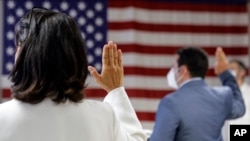 资料照片:人们在纽约的一次归化入籍仪式上宣誓成为美国公民。(2020年7月2日)