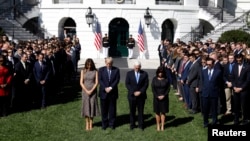 川普总统夫妇,副总统彭斯夫妇率官员在白宫南草坪为拉斯维加斯星期天枪击事件的受害者默哀(2017年10月2日)。
