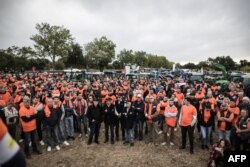 资料照片: 2024年9月17日法国让萨拉帕吕,干邑葡萄种植者聚集在一起,抗议中国关税威胁。