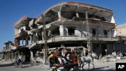 2018年4月5日,叙利亚拉卡一座去年夏天在美国支持下的叙利亚民主军与伊斯兰国激进分子交战中被毁的建筑物。