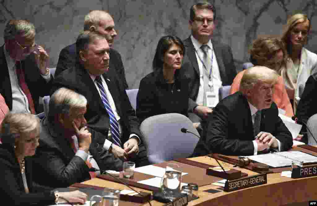 美国总统特朗普等高官2018年9月26日在纽约联合国总部的联合国安理会会议上。 他左侧是联合国秘书长安东尼奥·古特雷斯。特朗普说:“中国一直在试图干预我们11月即将举行的2018年选举,以反对我的政府。他们不想让我或我们赢得选举,因为我是在贸易上挑战中国的第一个总统。我们在贸易上正在胜出,在每个层面上胜出。我们不希望他们来插手或干预我们的选举。”