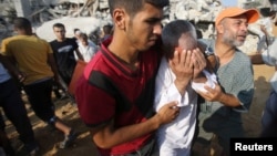 在加沙地带南部,巴勒斯坦人搜寻被埋在废墟下的亲人。