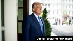 资料照片：美国总统特朗普在白宫西翼大厅迎接挪威首相加尔·斯特勒。(2025年4月24日)
