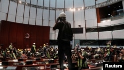 进入香港立法会大厅的抗议者们 (2019年7月1日)