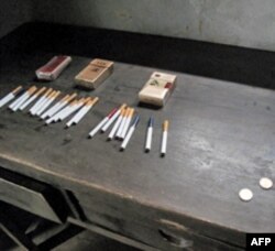 井岗山毛泽东旧居中游客放置的香烟和钱币