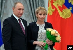 2016年12月8日,俄罗斯总统普京和叶莉扎维塔·格林卡,她是以慈善工作而闻名的俄罗斯医生。