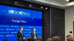 布鲁金斯学会资深学者欧汉伦(台上右一)与美国海军部代理部长莫德利对话(美国之音黎堡2020年2月28日摄)