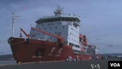 资料照片:随着北极冰融化,更多的船只选择经由北极航行的捷径。