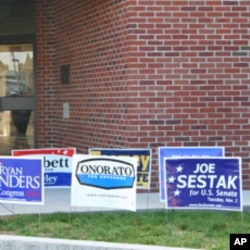 投票站前的竞选广告牌