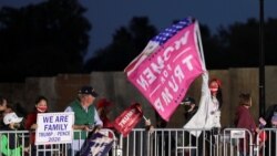 一些民众在特朗普总统所在的医院附近表达支持(路透社2020年10月4日)