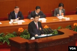 习近平在人大闭幕式上发表讲话 (美国之音东方拍摄)