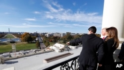 2016年11月10日,美国众议院议长保罗·瑞安和候任总统川普以及川普夫人在国会大厦的议长阳台上眺望华盛顿市容,国会大厦西侧的国家大草坪、博物院和华盛顿纪念碑尽收眼底。