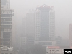 2016年12月20日中午,北京朝阳区秀水街使馆区雾霾中的楼宇。(美国之音叶兵拍摄