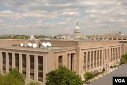 美国之音总部大楼,旁边是国会大厦