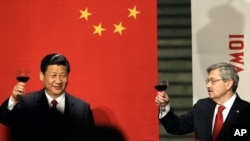 川普提名的美国驻华大使特里•布兰斯塔德(右)与中国主席习近平相识多年,关系友好