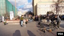 每年十月末俄罗斯各地举行悼念斯大林政治迫害遇难者活动。其中的一个活动在莫斯科前苏联秘密警察克格勃大楼前的广场上举行。人们在受害者纪念碑旁宣读遇难者的姓名。在2013年的活动中,许多人在排队等待。(美国之音白桦拍摄)