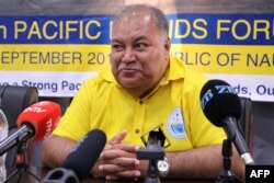 瑙鲁总统巴伦·瓦卡参加太平洋岛国论坛 的新闻发布会。(2018年9月3日)
