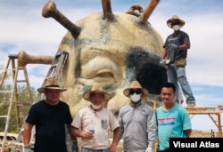 陈维明创作的“中共病毒”雕塑正在完工阶段,前排左二为陈维明。(美国之音,2021年5月25日)