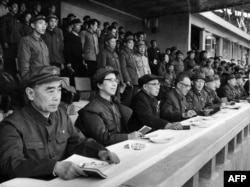 历史照片:(前排左起)中共高官周恩来、江青、陈伯达、康生、张春桥、王力、杨成武、姚文元、戚本禹和关锋参加了北京市革命委员会成立大会。(1967年4月21日)