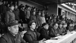 1967年4月21日(前排左起)中共高官周恩来、江青、陈伯达、康生、张春桥、王力、杨成武、姚文元、戚本禹和关锋参加了北京市革命委员会成立大会。