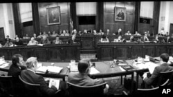 资料照:众议院司法委员会讨论弹劾总统尼克松事宜。(1974年7月25日)