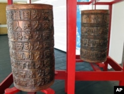 噶德的作品《经筒》中的两只筒