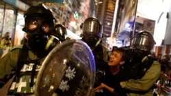 一名抗议者星期六(11月2日)被警察带走。路透社