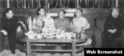 1955年,毛泽东在北京会晤达赖喇嘛(右二)时,曾亲口对他说:“宗教是一种毒药。”(网络截图)