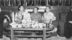 1955年,毛泽东在北京会晤达赖喇嘛(右二)时,曾亲口对他说:“宗教是一种毒药。”(网络截图)