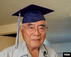 宫田戴着迟来72年的高中毕业方帽(美国之音国符拍摄)