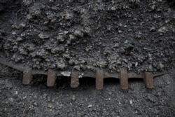 中国黑龙江省鸡西市的一家煤矿长的煤炭废料。(2015年10月24日)