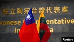 台湾驻维尔纽斯的台湾代表处里摆放的台湾与立陶宛旗帜。(2022年1月20日)