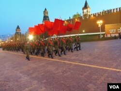 5月4日,历史方队进入红场 (美国之音白桦拍摄)