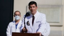 特朗普总统的医生、海军中校康利和其他医疗团队成员在沃尔特·里德国家军事医疗中心举行新闻简报会。(2020年10月5日)