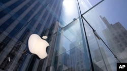资料照:美国纽约第五大道上的苹果商店。