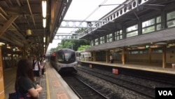 港铁列车徐徐进站 (美国之音记者申华 拍摄)
