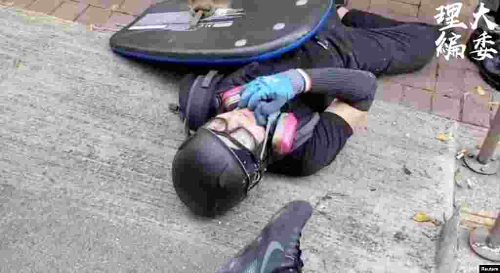 一名香港反送中抗议者被警察发射的子弹打中倒在地上。(2019年10月1日)